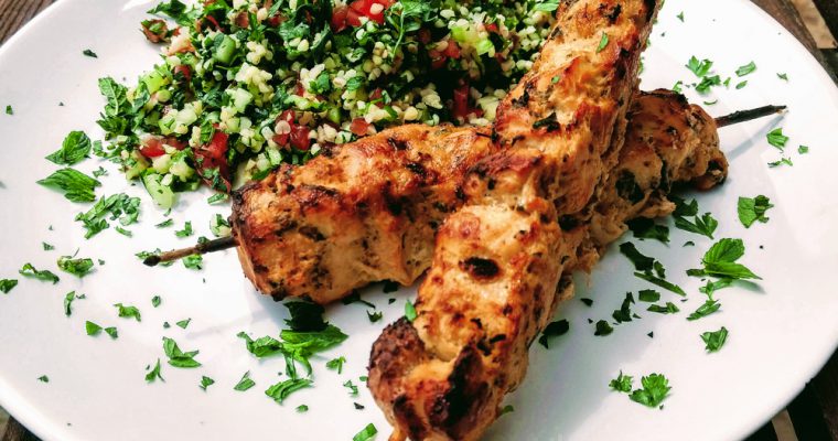 Salát Tabbouleh a kuřecí kebab Shish Taouk